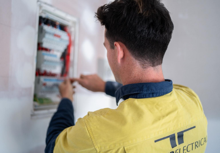 Gwynneville electrician fixing switchboard.